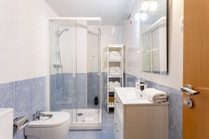 Hair dryer, towels, soap, shampoo - Delightful and Modern design apartment, fully equipped. (Barcelona)