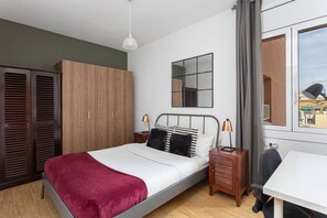 3 camere, una scrivania, ferro/asse da stiro, culla da viaggio