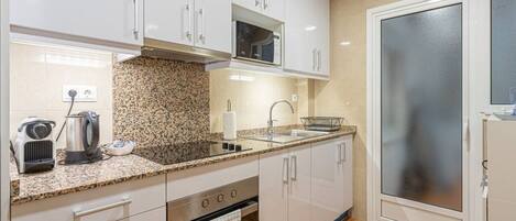 Réfrigérateur, four à micro-ondes, un four, surface de cuisson