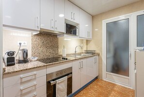 冰箱、微波炉、烤箱、炉灶