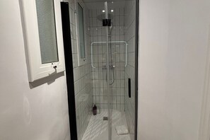 Haartrockner, Handtücher, Shampoo, Toilettenpapier