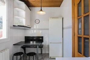 Kylskåp, mikrovågsugn, ugn och spishäll