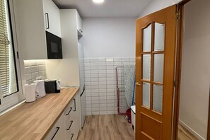 Fridge, microwave, oven, stovetop - Bright 2 bedroom apartment located in the most attractive area of Barcelona. It is located in the heart of Poble Sec, the coolest neighborhood with the best tapas restaurants in Barcelona.  Just 4 minutes from the subway and 10 minutes from Las Rambl (Barcelona)