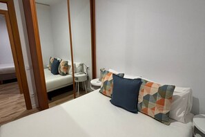 1 bedroom, iron/ironing board, travel cot, free WiFi - Bright 2 bedroom apartment located in the most attractive area of Barcelona. It is located in the heart of Poble Sec, the coolest neighborhood with the best tapas restaurants in Barcelona.  Just 4 minutes from the subway and 10 minutes from Las Rambl (Barcelona)