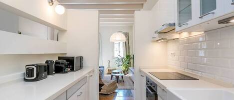 Réfrigérateur, micro-ondes, four, plaque de cuisson