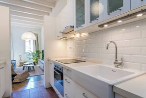 Réfrigérateur, micro-ondes, four, plaque de cuisson