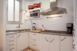 Réfrigérateur, micro-ondes, four, plaque de cuisson