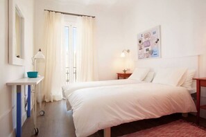 2 habitaciones, tabla de planchar con plancha y cuna de viaje 
