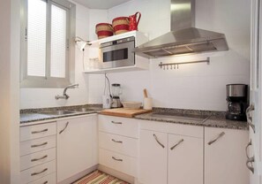 Kühlschrank, Mikrowelle, Herdplatte, Wasserkocher mit Kaffee-/Teezubehör