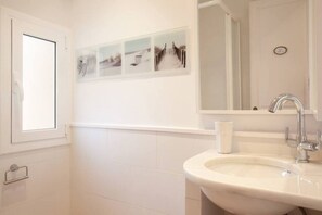 Hårføner, håndklær, sjampo og toalettpapir