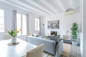 Televisión y oficina 