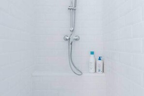 Hair dryer, towels, shampoo, toilet paper - Charming and luxurious apartment in the best location in Barcelona. Enjoy the Mediterranean weather in its great terrace. (Barcelona)