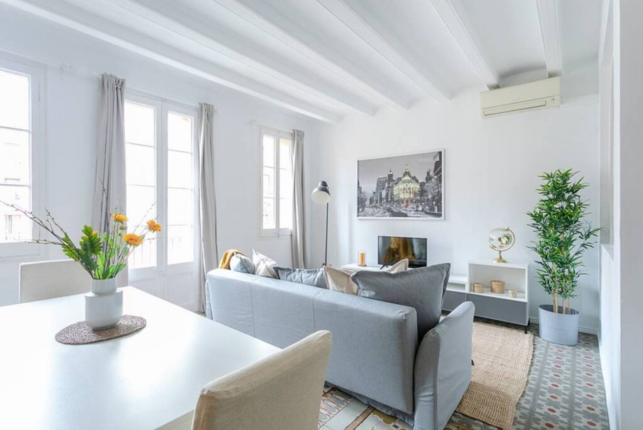 Una televisión, una oficina