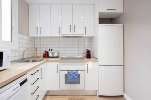 Frigorífico, microondas, horno y placa de cocina