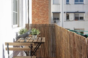 Outdoor dining - Wake up refreshed and ready for a day out in Barcelona in this bright, clean apartment steps away from Las Ramblas. (Barcelona)