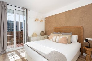 2 bedrooms, iron/ironing board, travel cot, free WiFi - Wake up refreshed and ready for a day out in Barcelona in this bright, clean apartment steps away from Las Ramblas. (Barcelona)
