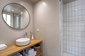Hiustenkuivaaja, pyyhkeet, sampoo, vessapaperi