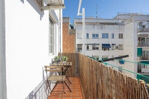 Outdoor dining - Wake up refreshed and ready for a day out in Barcelona in this bright, clean apartment steps away from Las Ramblas. (Barcelona)