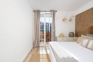 2 dormitorios, tabla de planchar con plancha, cuna de viaje