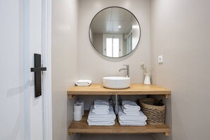 Hair dryer, towels, shampoo, toilet paper - Wake up refreshed and ready for a day out in Barcelona in this bright, clean apartment steps away from Las Ramblas. (Barcelona)