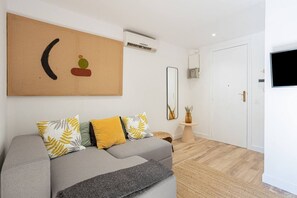 TV - Wake up refreshed and ready for a day out in Barcelona in this bright, clean apartment steps away from Las Ramblas. (Barcelona)