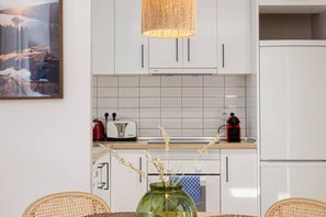 Réfrigérateur, four à micro-ondes, un four, surface de cuisson