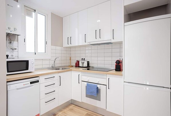 Geladeira, micro-ondas, fogão, cooktop
