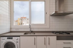 Frigorifero, microonde, forno, piano cottura