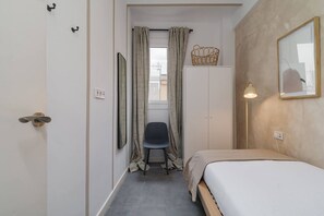 2 quartos, ferros/tábuas de passar roupa, berço de viagem