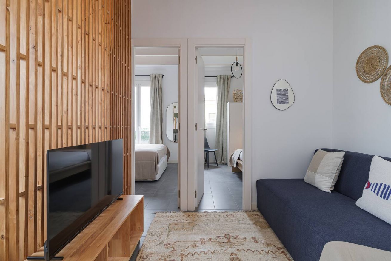 2 chambres, fer et planche à repasser, lit de bébé portatif