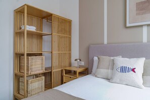2 quartos, ferros/tábuas de passar roupa, berço de viagem
