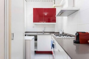 Kühlschrank, Mikrowelle, Wasserkocher mit Kaffee-/Teezubehör, Toaster