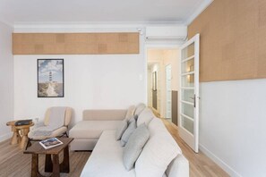 TV - This bright designed apartment is the perfect base to discover Barcelona and experience all his charms while staying in a central location. <br>Just 20 mins walking from Sagrada Familia. (Barcelona)