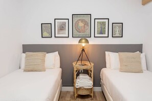 3 bedrooms, iron/ironing board, travel cot, free WiFi - This bright designed apartment is the perfect base to discover Barcelona and experience all his charms while staying in a central location. <br>Just 20 mins walking from Sagrada Familia. (Barcelona)