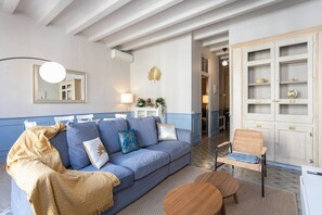 TV, offices - Charming 2 bedroom apartment in the neighbourhood of Gracia. Please note that the apartment is on the 2nd floor and like many charming old buildings in Barcelona, there’s no elevator and the staircase is narrow. (Barcelona)
