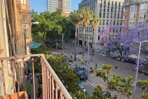 Property grounds - Charming 2 bedroom apartment in the neighbourhood of Gracia. Please note that the apartment is on the 2nd floor and like many charming old buildings in Barcelona, there’s no elevator and the staircase is narrow. (Barcelona)