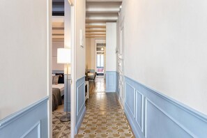 2 bedrooms, iron/ironing board, travel cot, free WiFi - Charming 2 bedroom apartment in the neighbourhood of Gracia. Please note that the apartment is on the 2nd floor and like many charming old buildings in Barcelona, there’s no elevator and the staircase is narrow. (Barcelona)