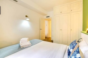 1 bedroom, iron/ironing board, free WiFi, bed sheets - Bright 2 bedroom in the best area of Barcelona. (Barcelona)