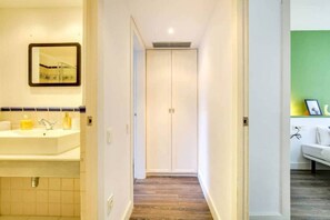 Asciugacapelli, asciugamani, shampoo, carta igienica