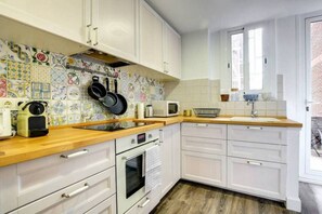 Frigorifero, microonde, forno, piano cottura