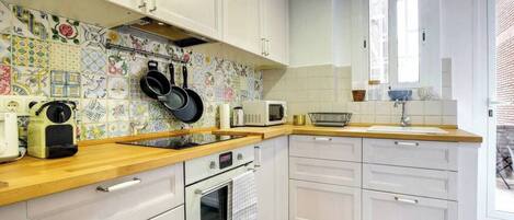 Réfrigérateur, micro-ondes, four, plaque de cuisson