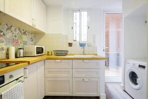 Frigorifero, microonde, forno, piano cottura