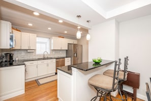 Fridge, microwave, oven, stovetop - Cozy and Close to Kings Island (Kings Mills)