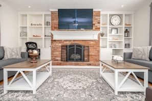 TV, fireplace - Cozy and Close to Kings Island (Kings Mills)