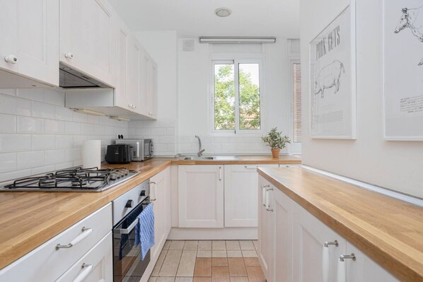 Frigorífico, microondas, horno y placa de cocina