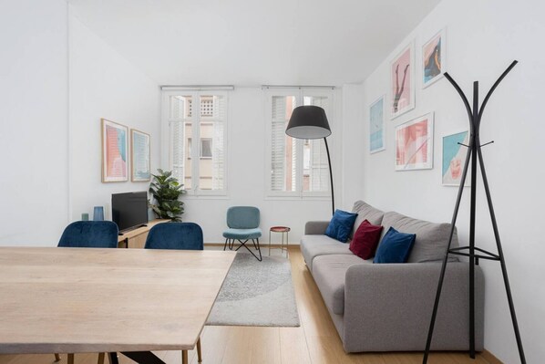 Una Smart TV, una oficina