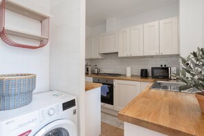 Frigorífico, microondas, horno y placa de cocina