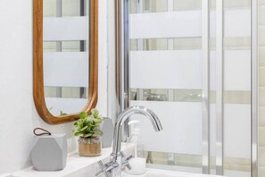 Secador de pelo, toallas y champú