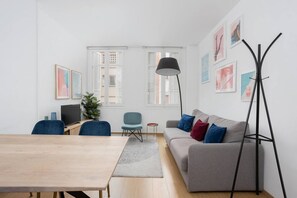 Smart TV, offices - Livefull 2 bedroom in Trendy Gracia (Barcelona)