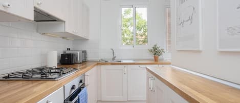 Fridge, microwave, oven, stovetop